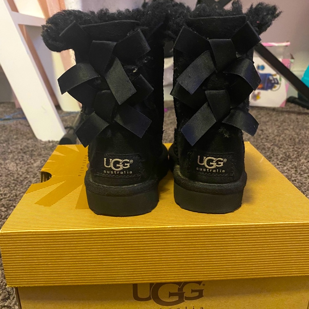 🎈 SOLD 🎈UGG toddler bailey bow